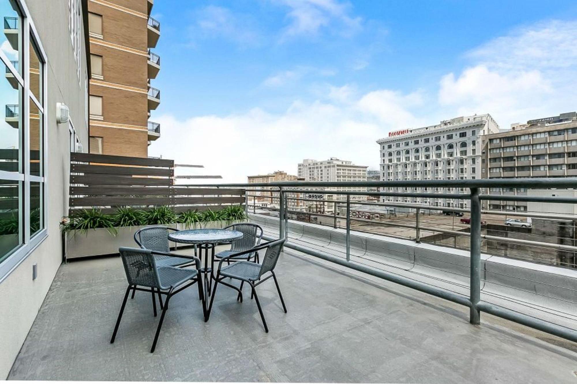 Upscale Condos And Penthouses Close To Canal And Bourbon St New Orleans Bagian luar foto